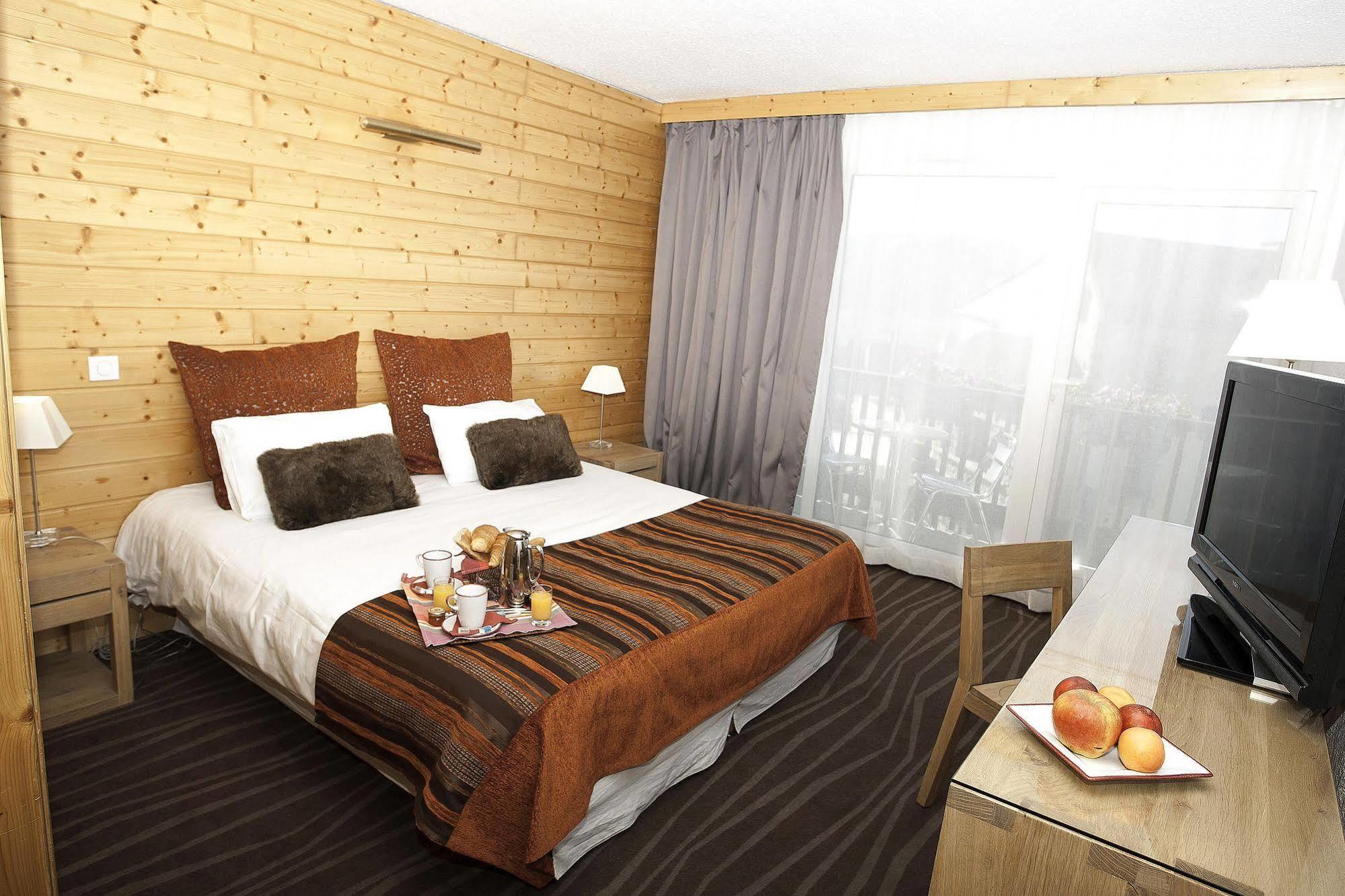 Hotel Le Grand Tetras Font-Romeu-Odeillo-Via Exterior photo